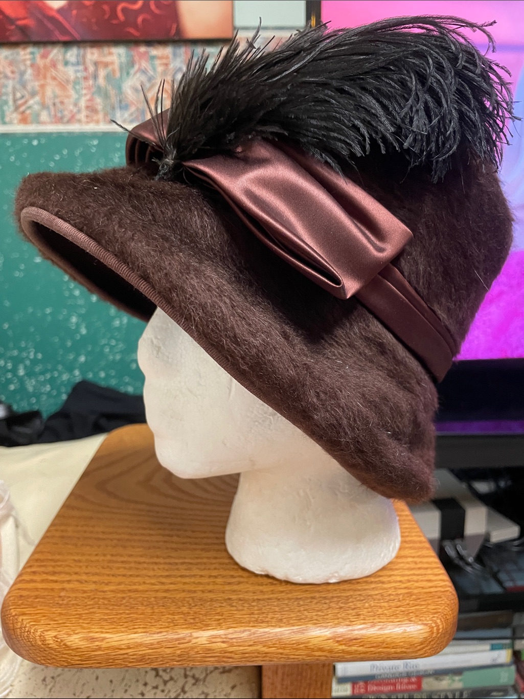 Vintage 40s Brown Wool Felt Cloche Hat With Satin Bow And Feather